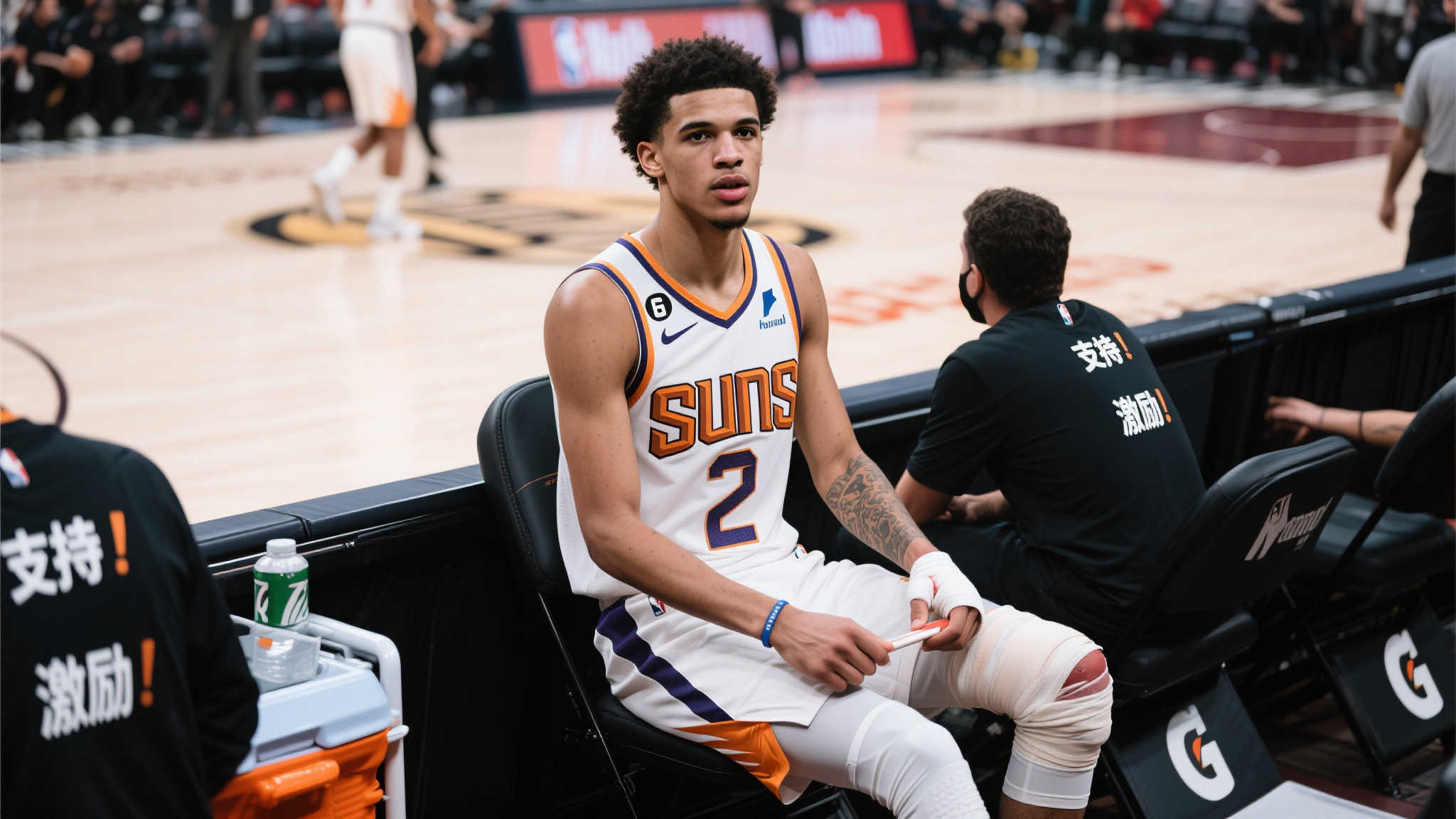 哈利伯顿拄拐杖守候队友球员通道,击掌传递力量与鼓励 虽然运动充满激情,但职业竞技同时也是高强度对抗,无