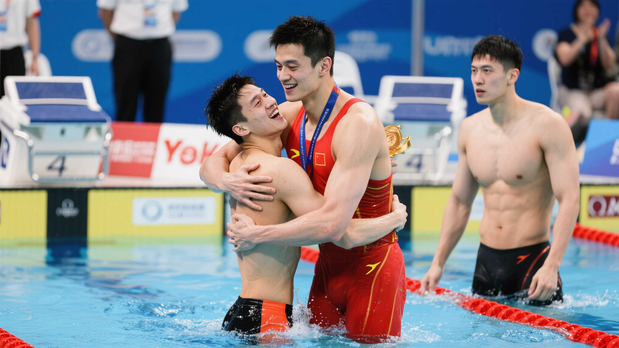 潘展乐200自夺冠激动拥抱孙杨，汪顺位列第四
